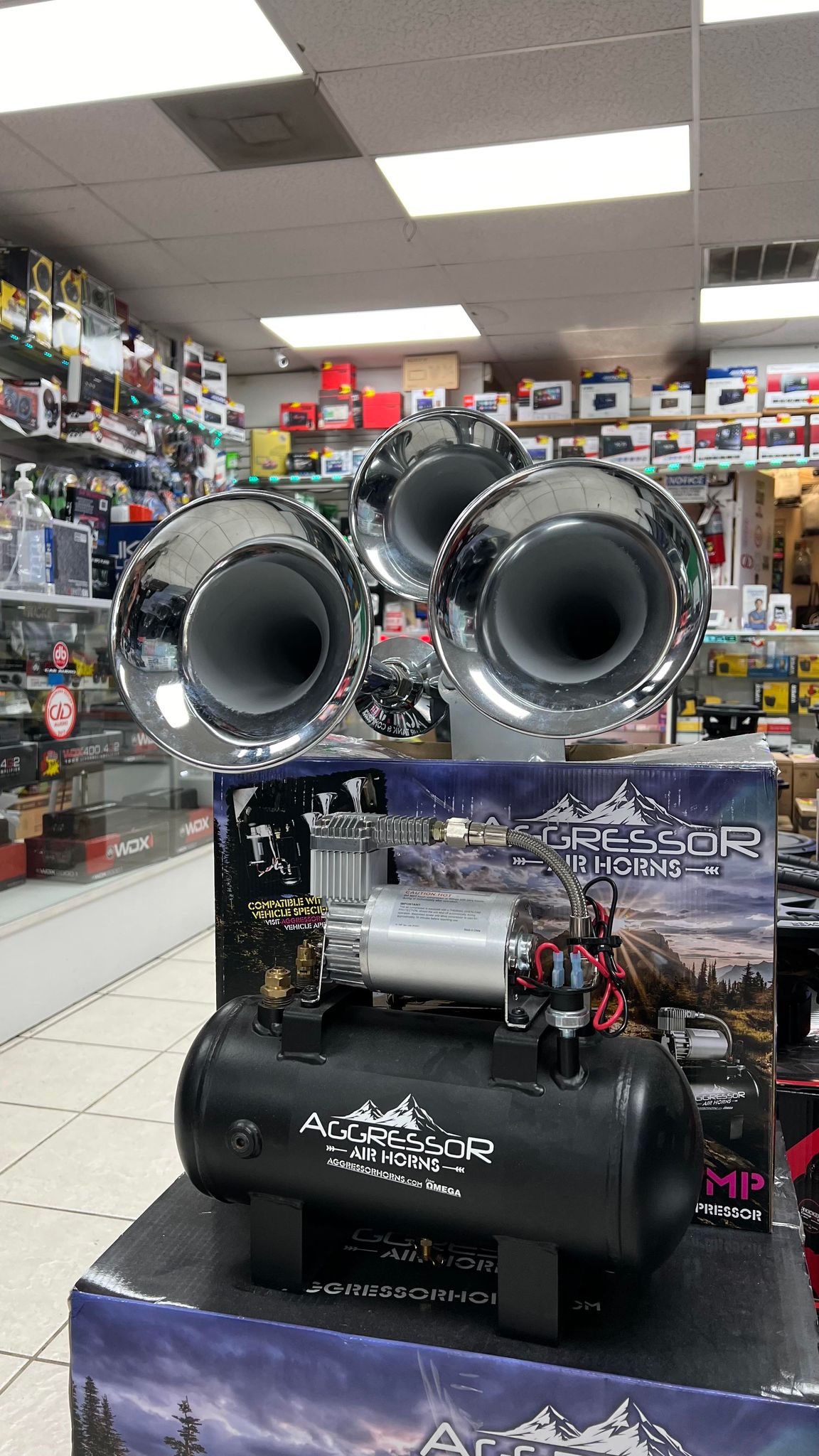 AGGRESSOR OMG TRAIN HORN Combo! (AH-300BLK Black 3 Trumpet Horn & AC-1.5MP 1.5 Gallon Compressor)