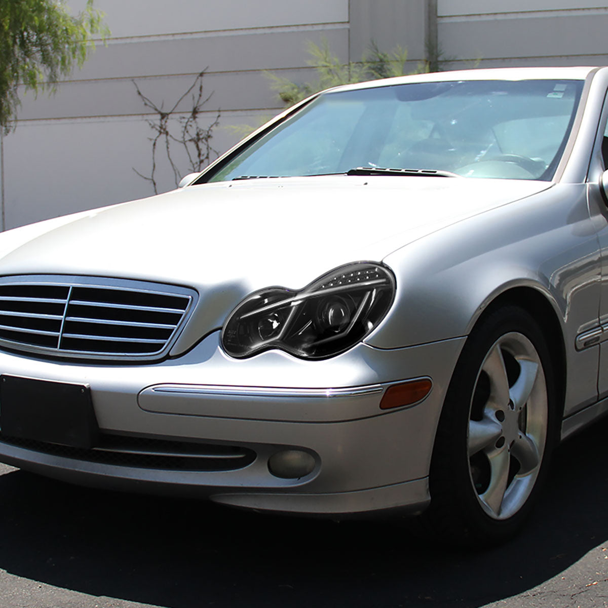 Spec-D 01-07 Benz W203 C-Class 4DR Projector Headlights LED Bar